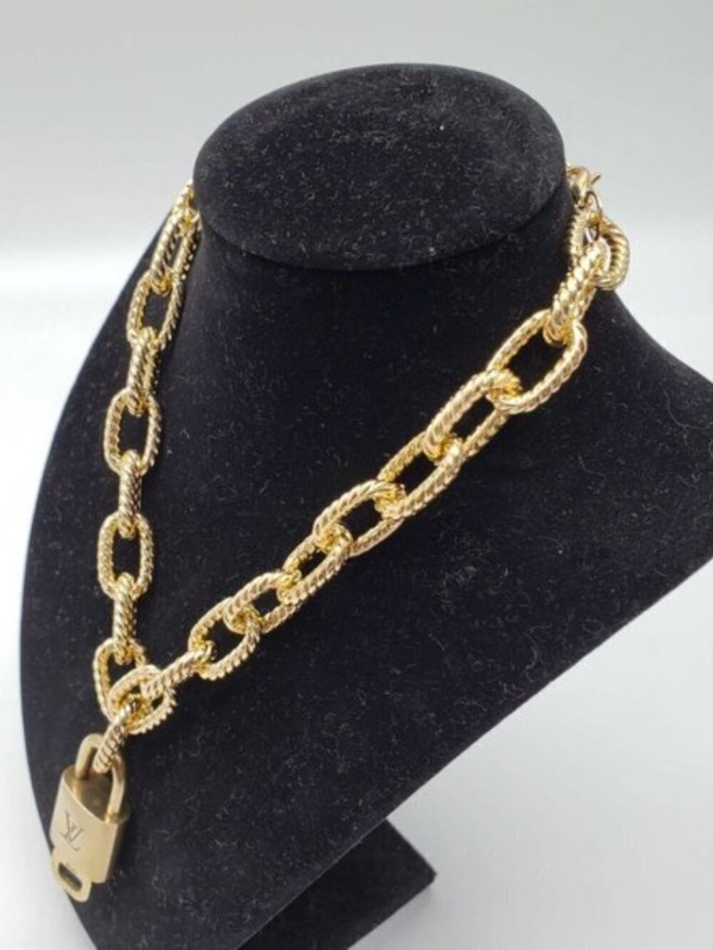 Gold-Plated Necklace with Authentic Louis Vuitton Padlock - Picture 4 of 11